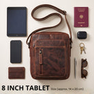 Kleine braune STILORD Schultertasche aus Leder, Draufsicht, Riemen aufgewickelt, 8-Zoll-Tablet als Größenvergleich