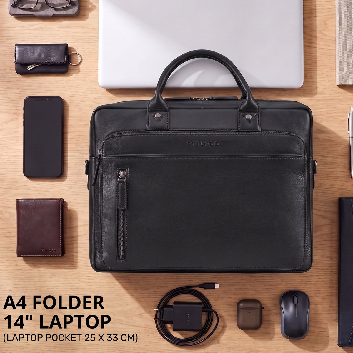 Schwarze Leder-Business-Tasche mit geprägtem STILORD-Logo, Frontansicht, sichtbares Laptopfach für 13–14 Zoll, Zubehörumgebung